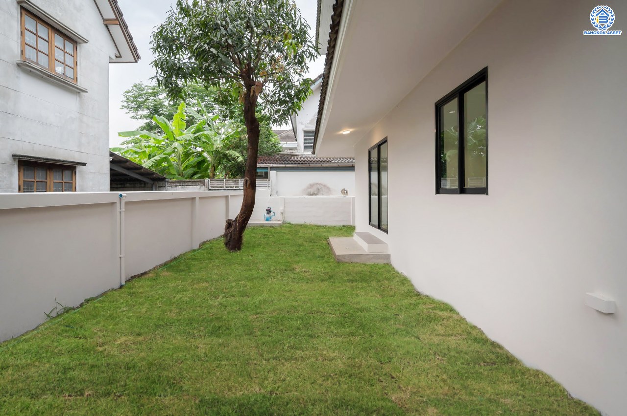 บ้านมือสองตกแต่งใหม่ โครงการ กฤษดานคร18 พุทธมณฑลสาย3 เนื้อที่ 80 ตร.ว. บนพื้นที่ใช้สอยมากถึง 272.57 ตร.ม. อีกระดับของฟังก์ชัน 4 ห้องนอน 3 ห้องน้ำ จอดรถได้ 2 คัน บรรยากาศสุด Private บนทำเลศักยภาพเชื่อมต่อหลายเส้นทาง ใกล้เซ็นทรัลปิ่นเกล้า ม.มหิดล และทางด่วน "ศรีรัช"